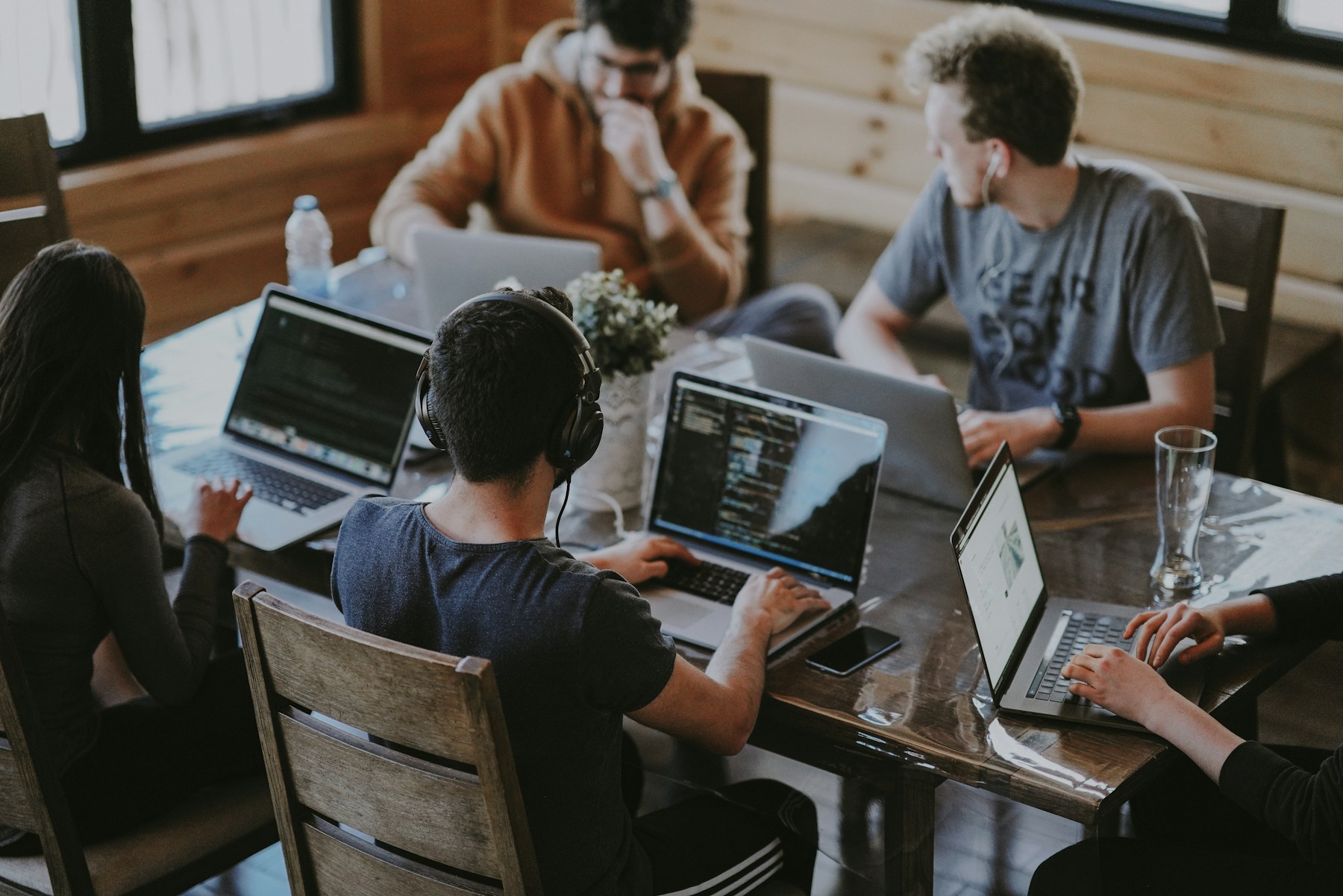 Equipo de tecnología colaborando frente a computadoras